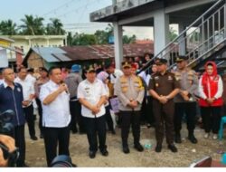 PJ Gubri Tinjau Korban Kebakaran, Di Dampingi Bupati Rohul Di Pasar Langkitin