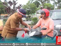 SEMARAKKAN HUT RI KE 79, PEMKAB ROHUL BAGIKAN BENDERA MERAH PUTIH KE PENGENDARA JALAN DI AREA BUNDARAN RATIK TOGAK.