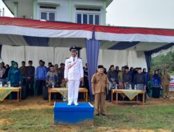 Muslim, SH. Menggelar Pimpin Upacara HUT RI Ke 79 Di Desa Teluk Aur Tahun 2024.