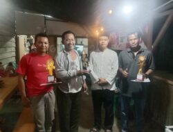 Kepala Desa Muslim, SH. Serahkan Hadiah Lomba Catur, Hasil Kerjasama Masyarakat Dan Panitia Tahun 2024.