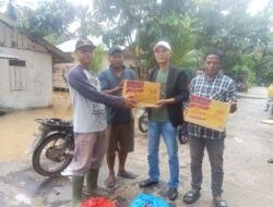 Salurkan Bantuan Untuk Korban Banjir Di Desa Teluk Aur Rabu, 21 Agustus 2024 – 08:17:53 WIB