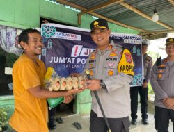 Jumat Berkah Polres Rokan Hulu, Kapolres Bagikan Nasi Kotak kepada Pengendara di Jalan, Titip Pesan Damai Pilkada 2024