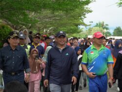 Kapolres Bersama Ribuan Masyarakat Ikuti Gerak Jalan Santai HUT Rohul Ke 25,Ajak Ciptakan Pilkada Aman Dan Damai.