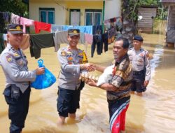 Wujud Empati Polri, Dalam  Coolling System Personil Polsek Kepenuhan  Berbagai Sembako Dengan Warga Terdampak Banjir