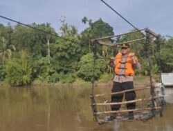 Kapolsek Rambah Hilir Naik Keranjang Terbang Melaksanakan Kegiatan Cooling System Pilkada 2024.