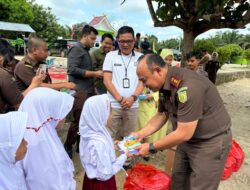 Dukung Program Presiden Prabowo, Kejari Rohul Berikan Paket Makan Siang Gratis Kepada Ratusan Siswa SD Rambah Hilir