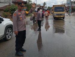 Kapolsek Rambah Hilir Lakukan Pengamanan dan Pengaturan Lalu Lintas Akibat Luapan Banjir