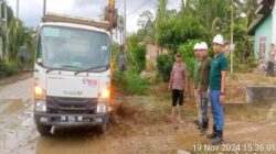 CDO PT Sawit Asahan Indah ( SAI ) ILKA ISKANDAR Turun Langsung Dilapangan bersama Ka.Teknik Bpk Amshal Melaksanakan Program Bantuan CSR Infrastruktur Penyiraman Sertu Dijalan Berlubang Tepatnya Jalan Lintas Ujung Batu,Pasir Pengaraian Desa Teluk Aur.