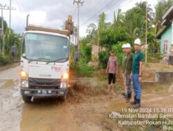 CDO PT Sawit Asahan Indah ( SAI ) ILKA ISKANDAR Turun Langsung Dilapangan bersama Ka.Teknik Bpk Amshal Melaksanakan Program Bantuan CSR Infrastruktur Penyiraman Sertu Dijalan Berlubang Tepatnya Jalan Lintas Ujung Batu,Pasir Pengaraian Desa Teluk Aur.