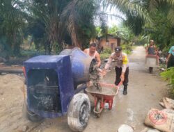 Polsek Tambusai Gotong Royong Bantu Pembangunan Mesjid Di Desa Sungai Kumango