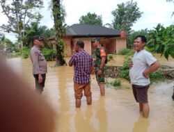 Personel Polsek Kabun Monitoring Banjir Yang Melanda Kecamatan Kabun, Rokan Hulu