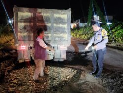 Layak Diapresiasi Kinerja Bhabinkamtibmas Polsek Kabun Lakukan Perbaikan Jalan Rusak.