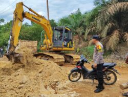 Personel Polsek Rokan IV Koto Dan PUPR Provinsi Turun Tangan Dalam Perbaikan Jalan Lintas Riau – Sumbar.