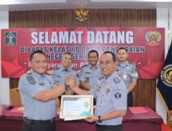 Lapas Kelas IIB Pasir Pengaraian Gelar Rapat Dinas Bersama Seluruh Pegawai Pada Awal Tahun 2025.