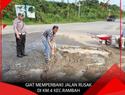 Polres Rokan Hulu Perbaiki Jalan Rusak Demi Kenyamanan Masyarakat