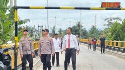 Kesekian Kalinya Kapolres Rokan Hulu Tinjau Pos Terpadu Dan Kondisi Jembatan Rusak Di Sungai Rokan Ujung Batu