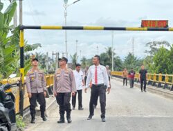 Kesekian Kalinya Kapolres Rokan Hulu Tinjau Pos Terpadu Dan Kondisi Jembatan Rusak Di Sungai Rokan Ujung Batu