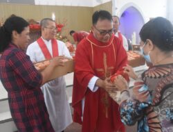 Rayakan Imlek, Pastor Paroki Bernadeth Ditemani Umat Bagi Angpau dan Jeruk