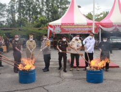 Sinergi APH, Kalapas Pasir Pangarayan Hadiri Pemusnahan Barang Bukti Tindak Pidana Umum di Kejaksaan Negeri Rokan Hulu