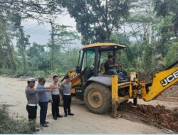 Sat Lantas dan Dishub Bersinergi dengan PUPR Rohul Perbaiki Jalan Rusak