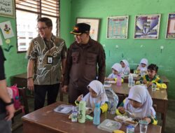 Dukung Program Presiden RI Dalam Rangka Ulang Tahun Persatuan Jaksa Indonesia (Persaja) Ke 74 ,Kejaksaan Negri Rohul Memberikan Makanan Bergizi Gratis Kepada 160 Siswa SD 019 Rambah.