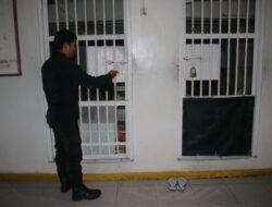 Tingkatkan Keamanan, Pegawai Lapas Banjarmasin Rutin Periksa Gembok Kamar Hunian