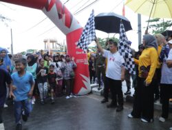 Gubernur Hidayat Arsani Meriahkan Pasir Padi Beach Festival 2025, Jalan Pagi Bersama Masyarakat di Tengah Hujan