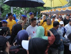 Ditengah Guyuran Hujan, Gubernur Hidayat Arsani Meriahkan Pasir Padi Beach Festival 2025