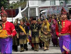 Kapolri Terima Anugerah Adat “Ingatan Budi” : Simbol Sinergi Negara dan Masyarakat Adat