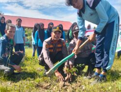 Kapolsek Rambah Samo Gelar Kegiatan Penanaman Pohon Di Halaman Sekolah SMK N 1 Rambah Samo Berjalan Lancar.