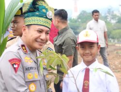 Kapolda Riau Ajak Masyarakat Rokan hulu Menanam Pohon, Aksi Nyata Untuk Lingkungan Hidup yang Lebih Baik