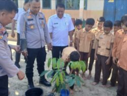 Kapolsek Rokan IV Koto Gelar Kegiatan Penanaman Pohon Mahoni Dihalaman Sekolah Berjalan Lancar.