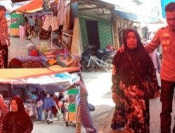 Kapolsek Rambah Samo, Dalam Suasana Hari Libur Temani Ibu Tercinta Belanja di Pasar Surau Gading.