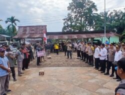 Tuntut Janji Kades, Ratusan Masyarakat Gelar Aksi didepan Kantor Desa Pasir Utama