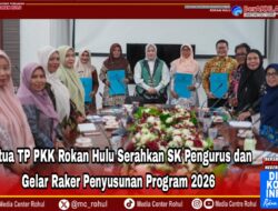 Ketua TP PKK Rokan Hulu Serahkan SK Pengurus dan Gelar Raker Penyusunan Program 2026