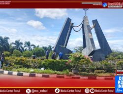 Damkar Rohul Laksanakan Pembersihan Tugu Ratik Togak Atas Arahan Pimpinan Daerah