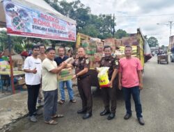 Kejari Rohul di Dampingi Kasubsi Salurkan Bantuan Bencana Alam Melalui Posko Rohul