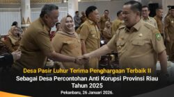 Di Dampingi Bupati Anton Terima Penghargaan, Kades di Rokan Hulu Ini Dapat Tiket Umroh Gratis dari Pemprov