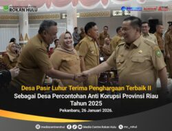 Di Dampingi Bupati Anton Terima Penghargaan, Kades di Rokan Hulu Ini Dapat Tiket Umroh Gratis dari Pemprov