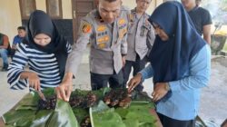 Kapolsek Rambah Samo Bakar ikan bersama Puluhan Insan Pers Sambut HPN Ke-80 dan Bulan Ramadhan