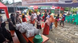 Tetes Bahagia di Halaman Kades Perlang: Saat Lansia dan Guru Ngaji Dipeluk Hangat di Bulan Suci