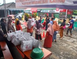 Tetes Bahagia di Halaman Kades Perlang: Saat Lansia dan Guru Ngaji Dipeluk Hangat di Bulan Suci