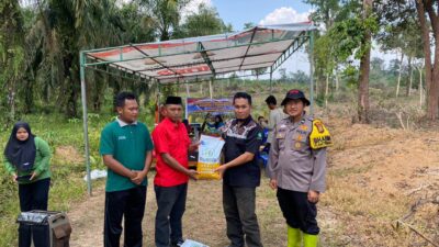PT, KSM Serahkan Bibit Jagung Unggul PIONEER 32 Sebanyak 30 Kg, Kepada Kelompok Tani Desa Sei Salak, Dalam Rangka Penanaman Jagung Serentak Kuartal 1 Tahun 2026.