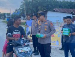 Berkah Ramadhan, Polsek Bonai Darussalam Bagikan Takjil untuk Pengguna Jalan