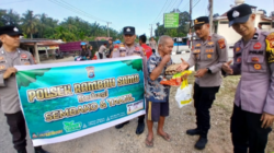 Polsek Rambah Samo, Bagikan Takjil Kepada Pengguna Jalan, Guna Meningkatkan Kepedulian Sosial di Bulan Suci Ramadhan.