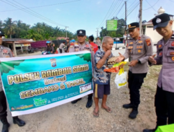 Polsek Rambah Samo, Bagikan Takjil Kepada Pengguna Jalan, Guna Meningkatkan Kepedulian Sosial di Bulan Suci Ramadhan.