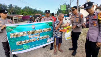 Polsek Rambah Samo, Bagikan Takjil Kepada Pengguna Jalan, Guna Meningkatkan Kepedulian Sosial di Bulan Suci Ramadhan.