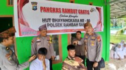 Polsek Rambah Samo,Sambut HUT Bhayangkara ke-80, Gelar Pangkas Rambut Gratis Untuk Pelajar.