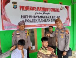 Polsek Rambah Samo,Sambut HUT Bhayangkara ke-80, Gelar Pangkas Rambut Gratis Untuk Pelajar.