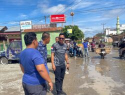 Camat Ujung Batu,Sigit Prajoro Pimpin Gontong Royong, Perbaikan Jalan Ujung Batu Kota Lama.